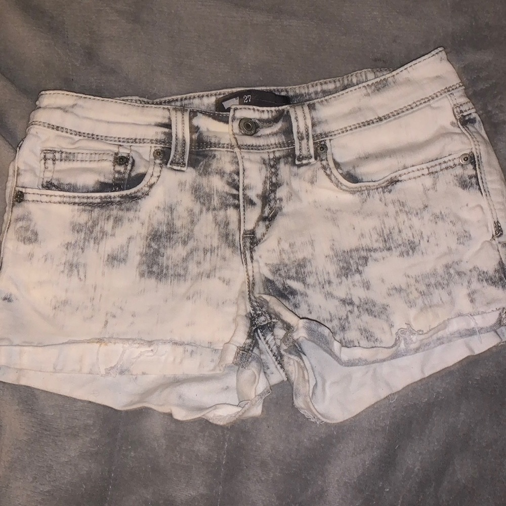 white/grey levi shorts